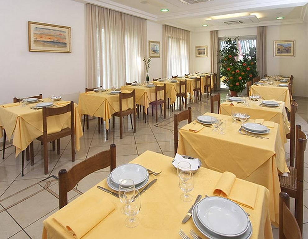 Hotel Vienna Senigallia Bagian luar foto
