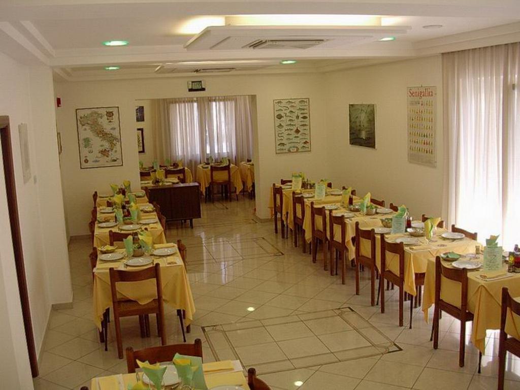 Hotel Vienna Senigallia Bagian luar foto